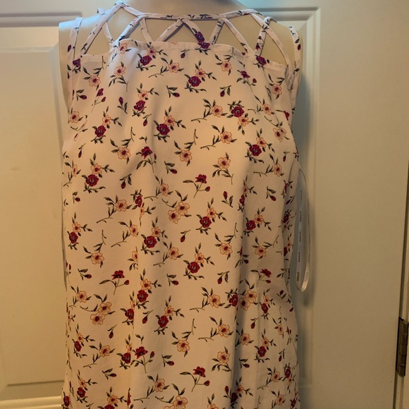 Beautiful floral. Papaya brand. Size small. Twisted top - Picture 1 of 4